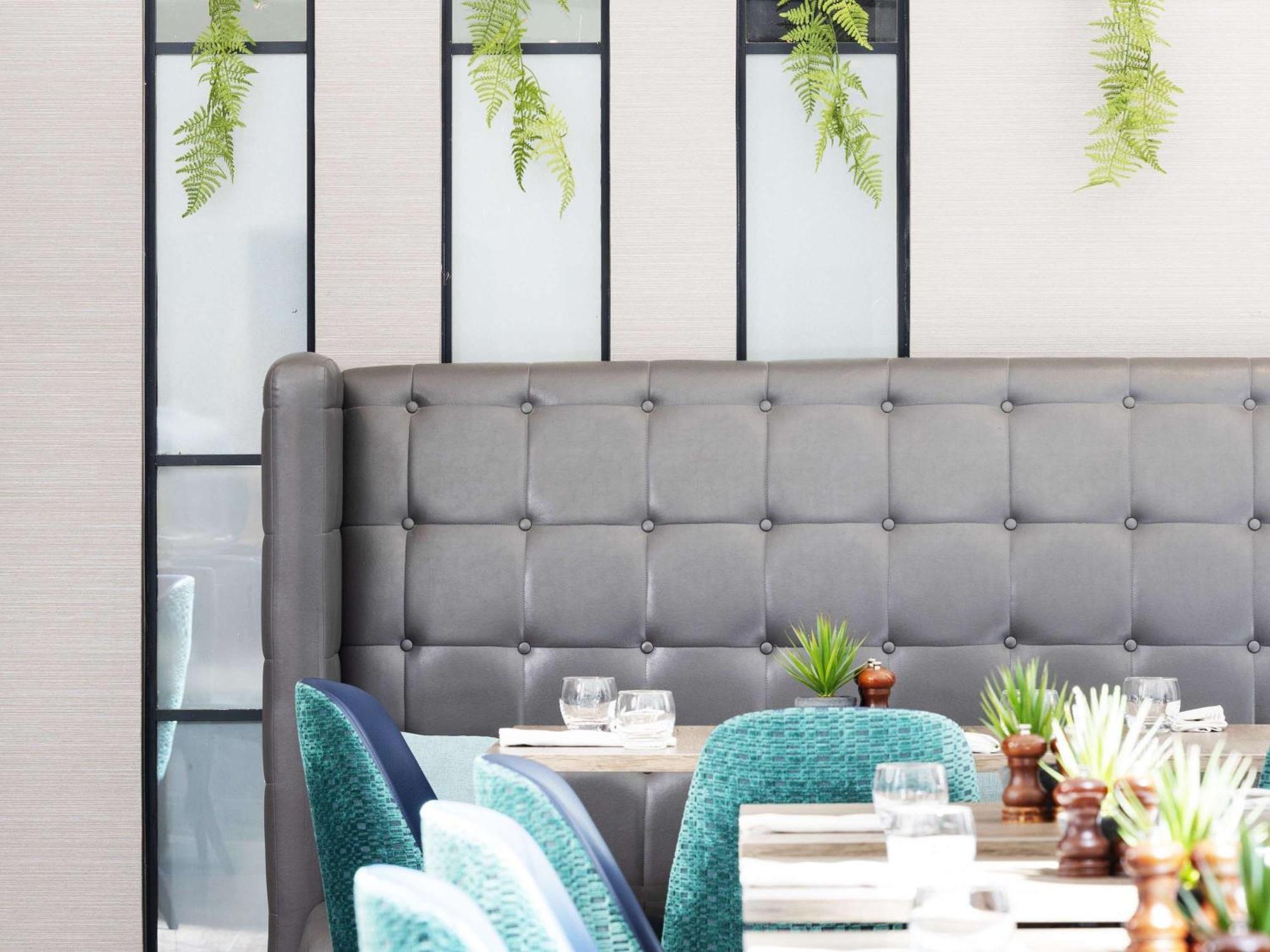 Sofitel London Gatwick Hotel Horley Buitenkant foto The interior of a restaurant